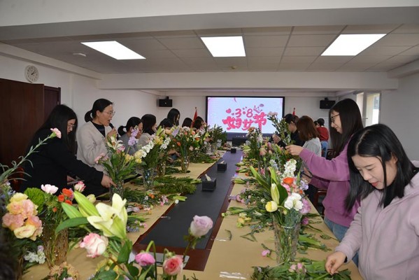 华水集团公司工会举办 “春暖花开·诗情花艺”妇女节插花活动